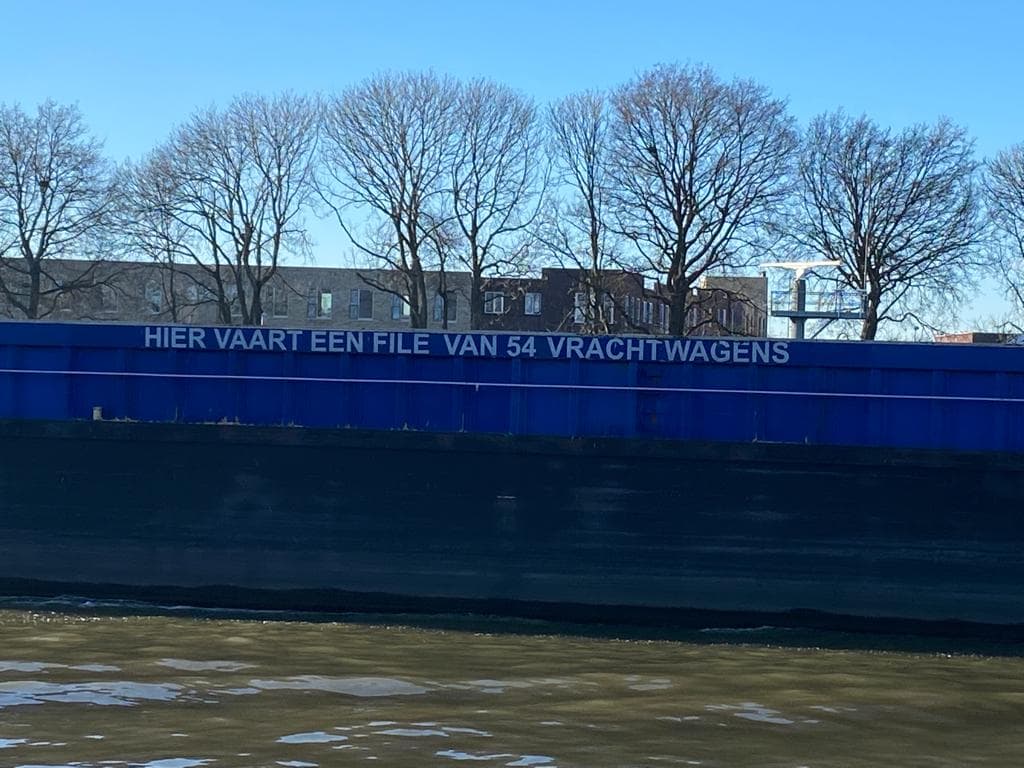 Hiervaarteenfile van 54 vrachtwagens